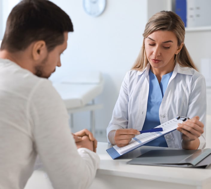 img-liquid-biopsy-doctor-explaining-liquid-biopsy