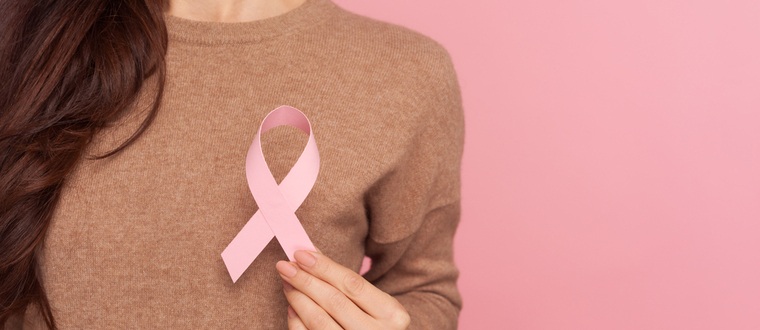 為支持乳癌患者而拿起粉紅絲帶的女性