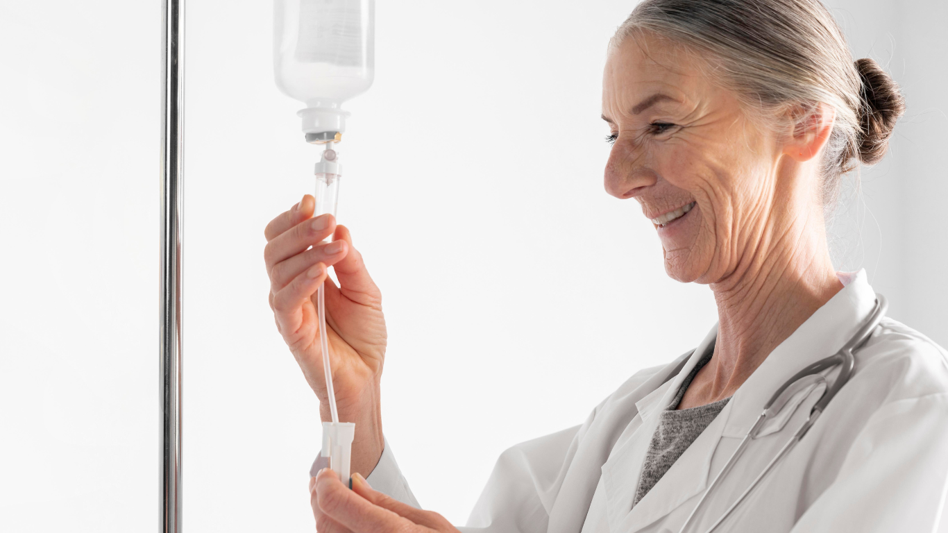 調整靜脈輸液的女士