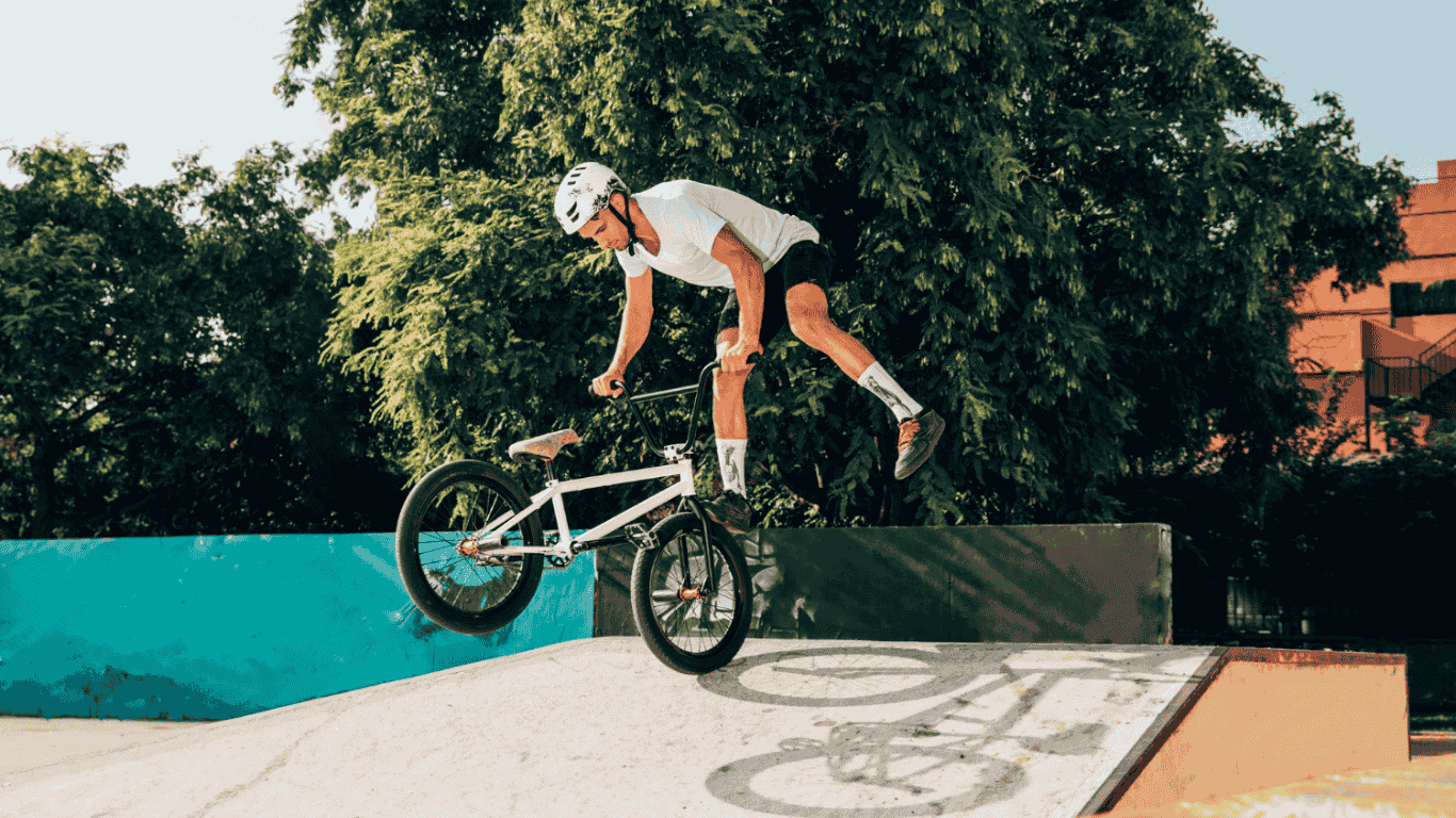 年輕男子練習bmx技巧