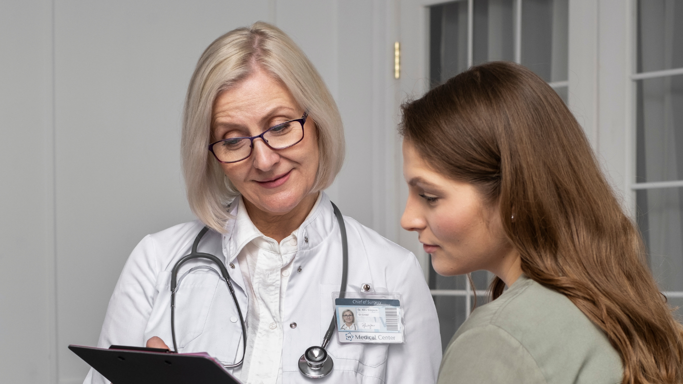 女人和醫生對話