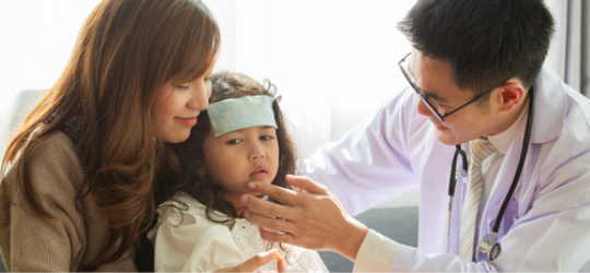 兒科醫生幫發燒兒童診症