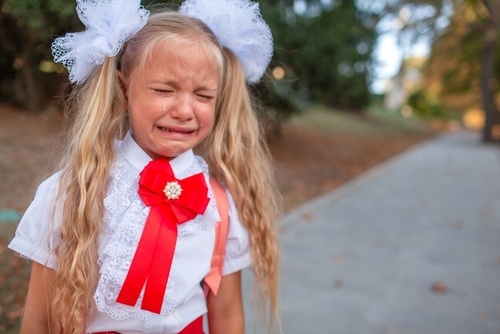 兒童因分離焦慮而哭泣