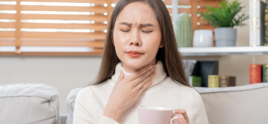 女士患扁桃腺結石