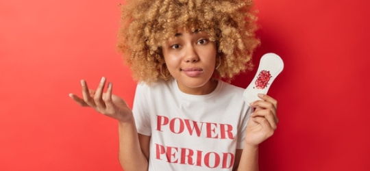 女士疑惑地拿著衛生棉