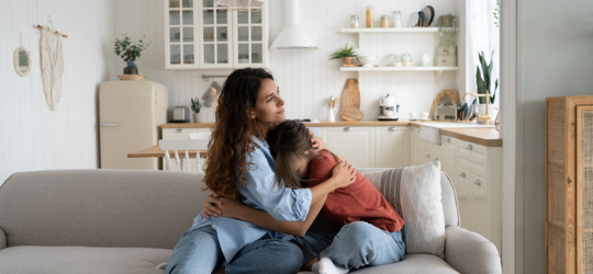 母親安慰有情緒問題的孩子