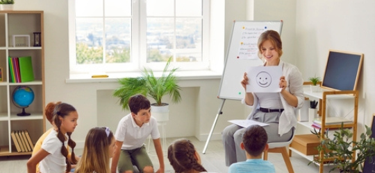 治療師為兒童進行心理輔導 