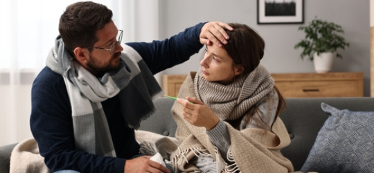男士為患流感女士量體溫