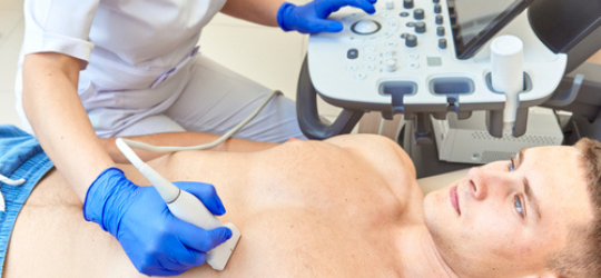 病人進行心臟超聲波檢查