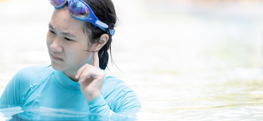 女生游泳耳仔入水