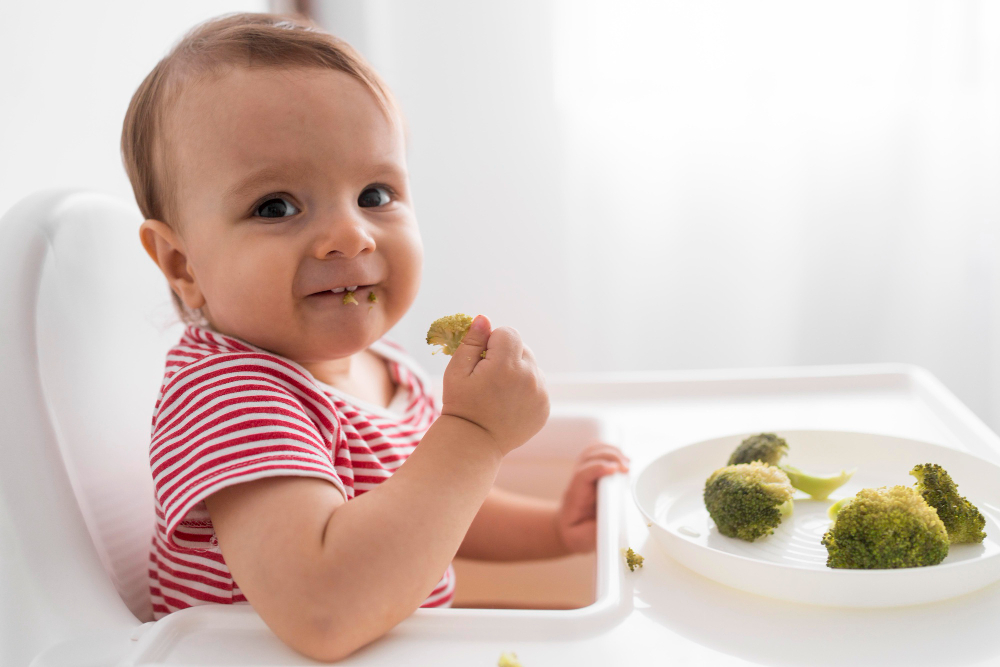 baby-girl-eating-broccoli 