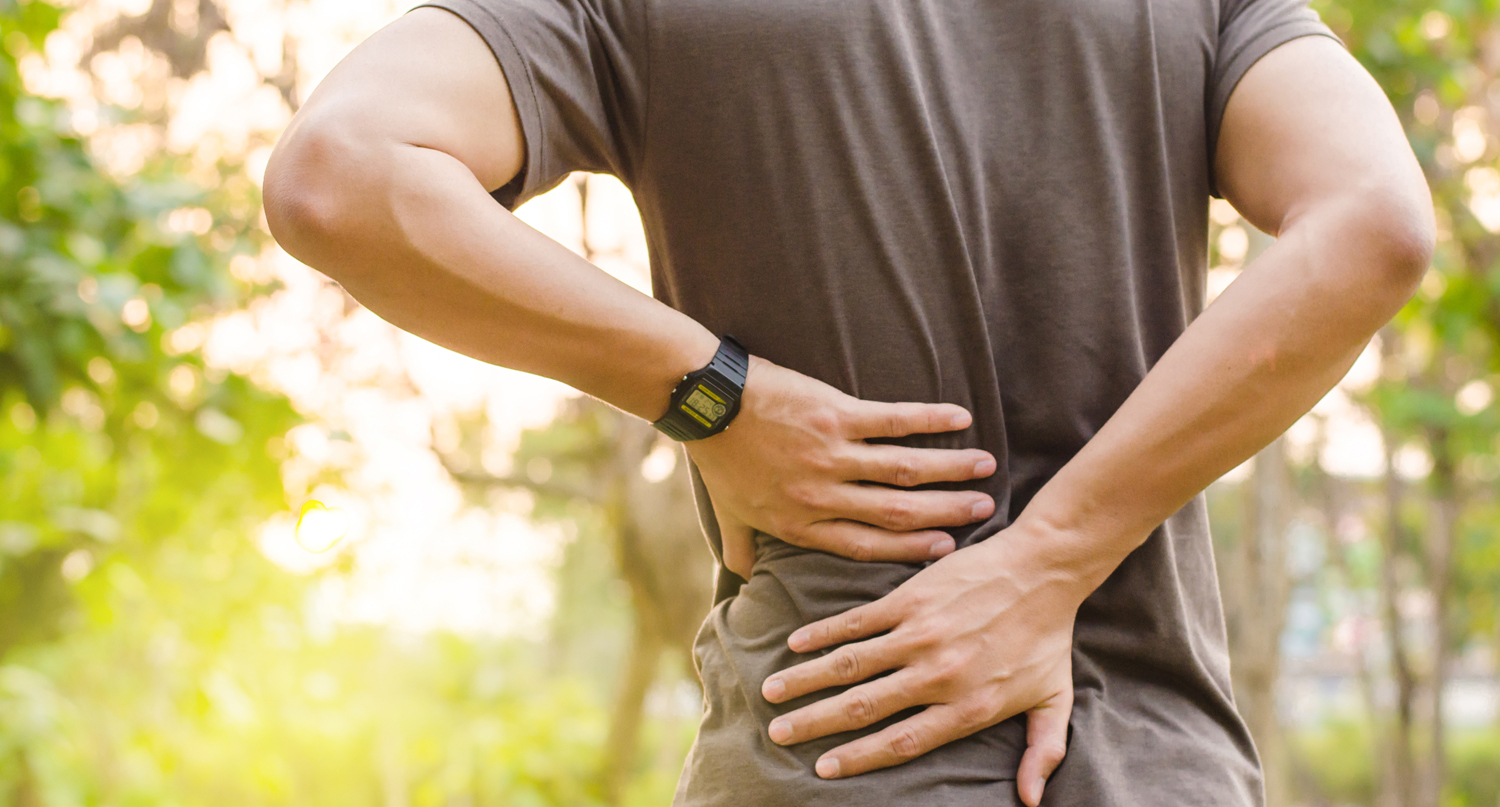 患腰痛的中年男子