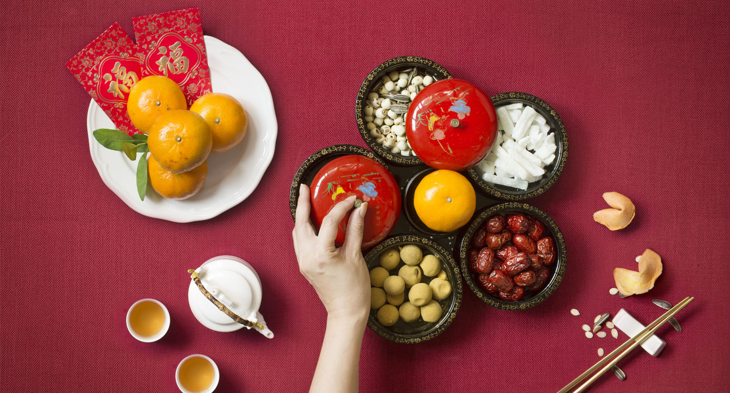 農曆新年小食-盛滿賀年小食的全盒、柑和中式茶