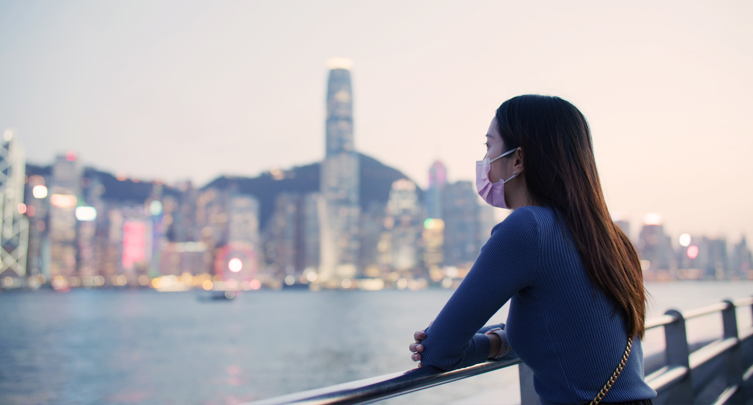疫症期間女生眺望維港景色