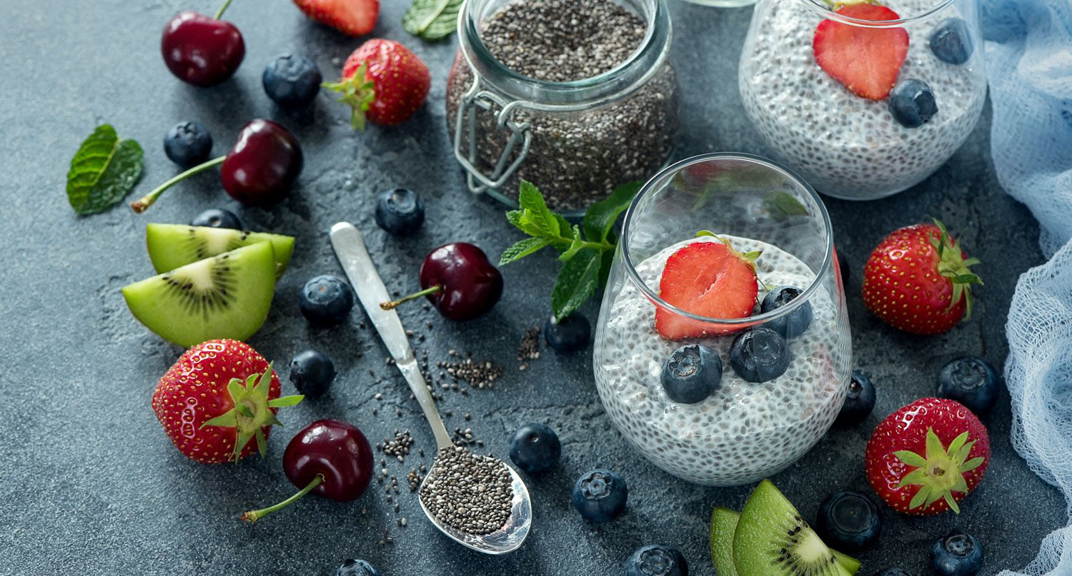 士多啤梨藍莓奇亞籽杯和水果擺設