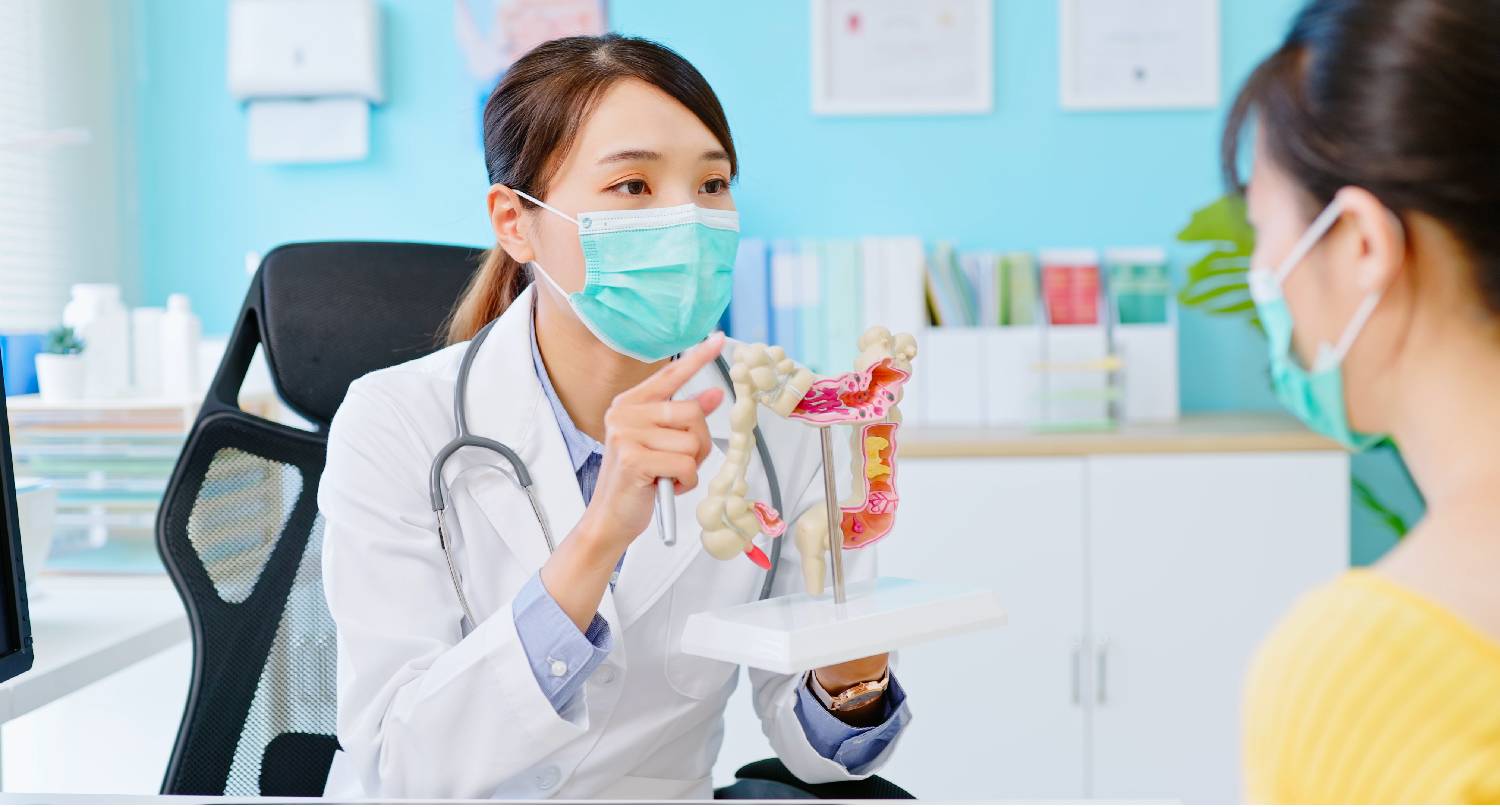 醫生為女病人講解大腸癌症狀