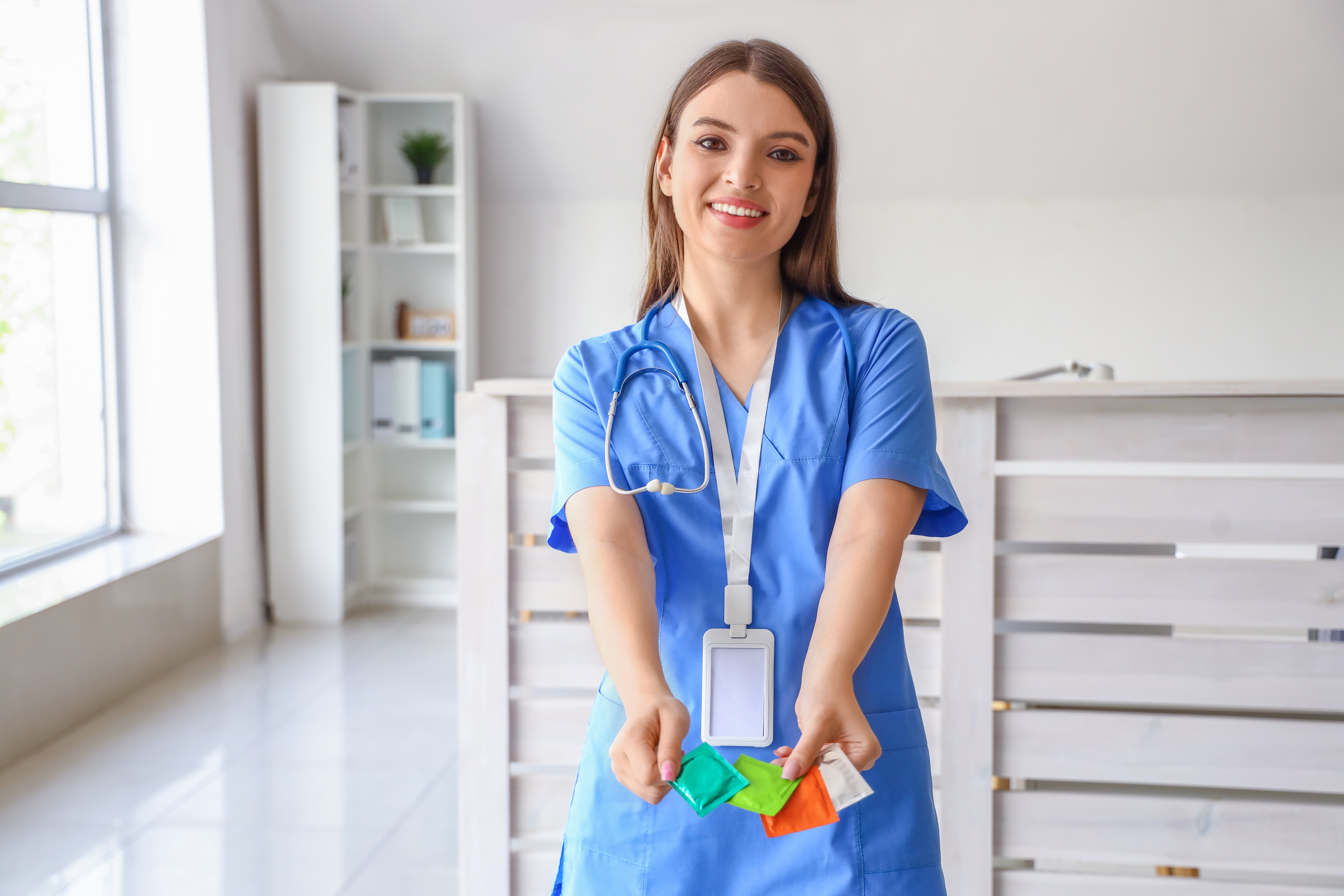 醫生拿著安全套