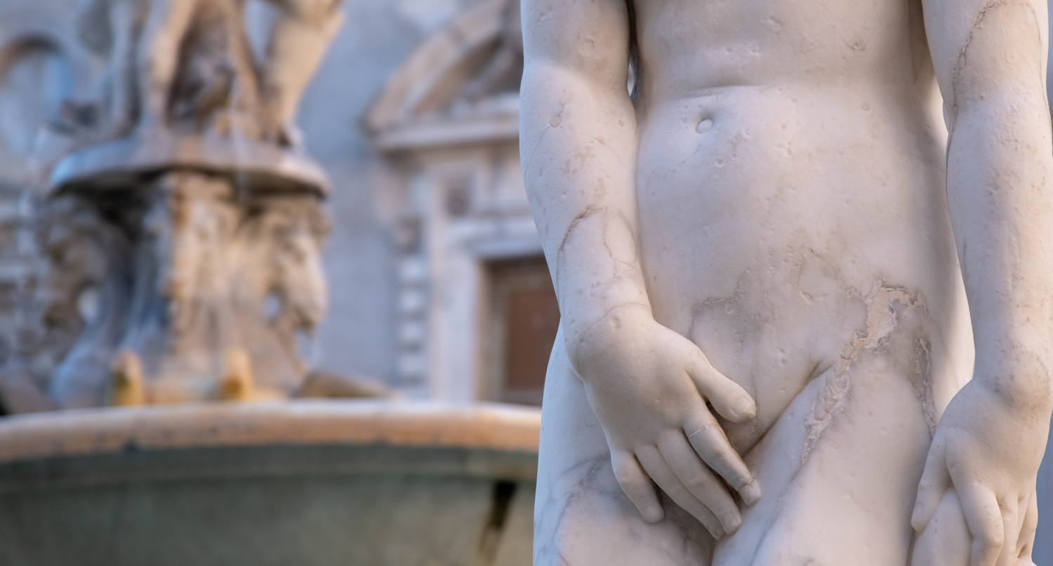 用手掩蓋下體的雕塑