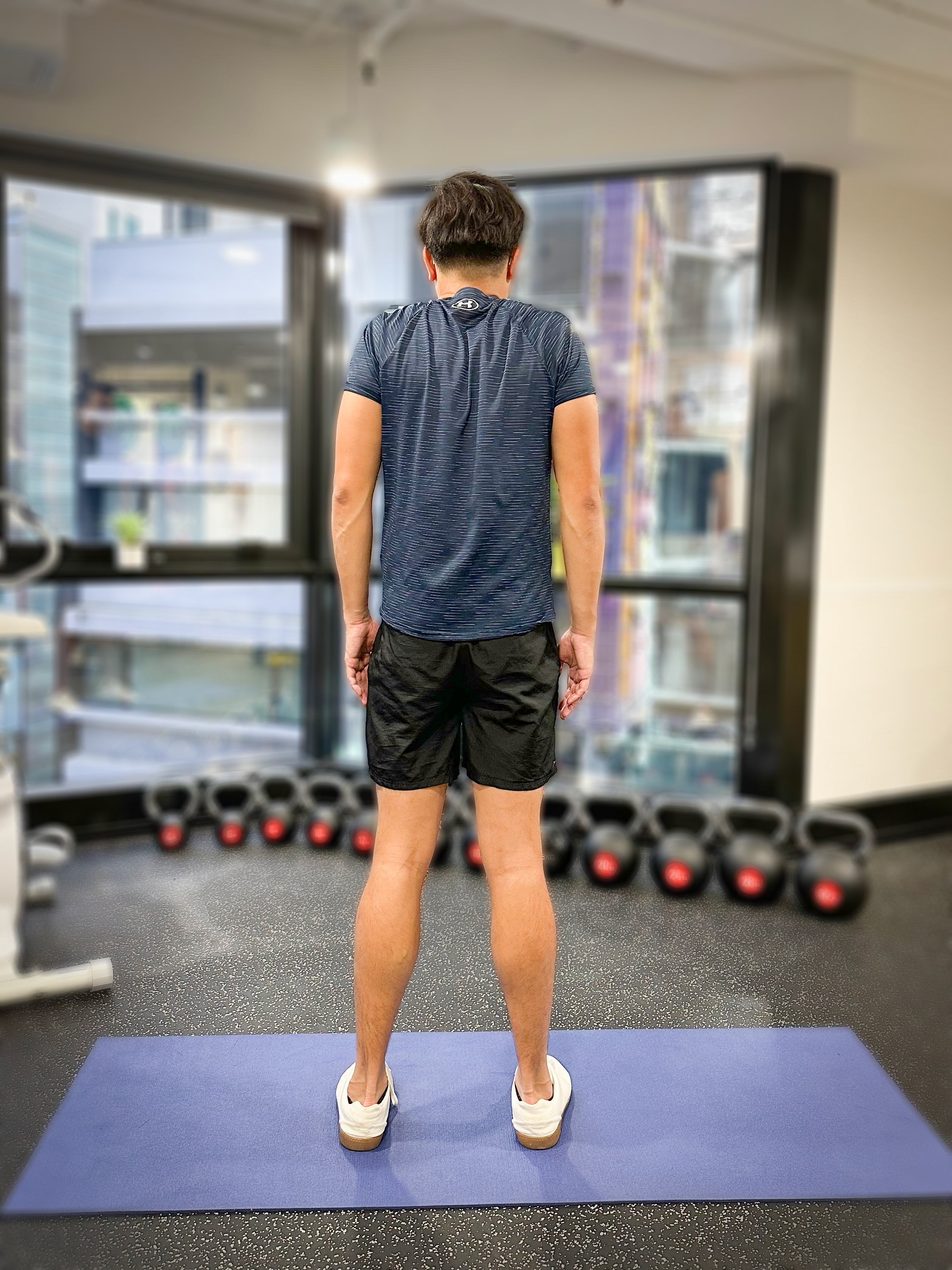 在家工作出現駝背的男士