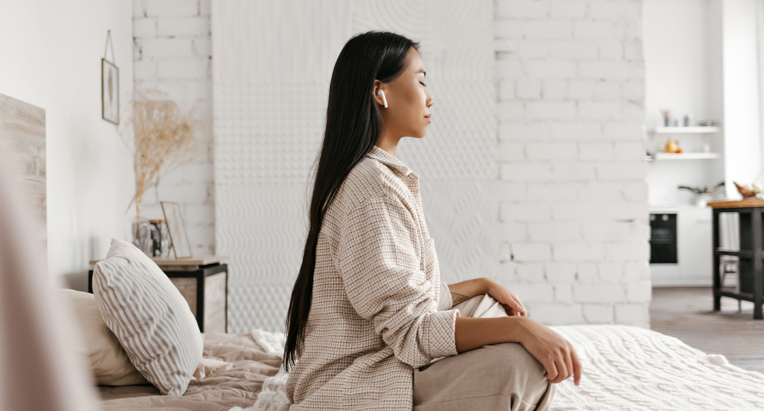 女生在家中冥想