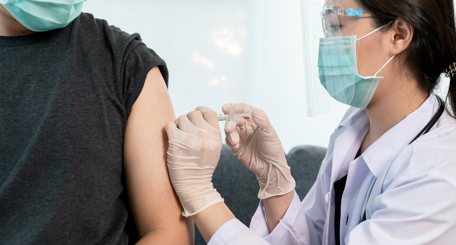 醫護人員為男性接種新冠疫苗