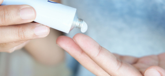 The woman's hand, she uses steroids Apply External type