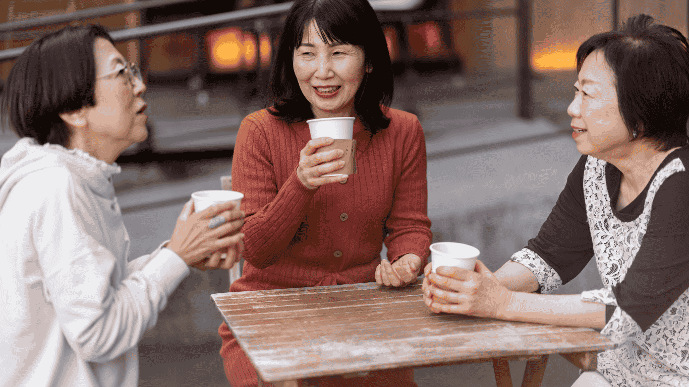 正值更年期的女士在喝茶