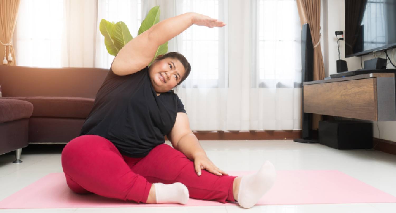 肥胖女性在家中做運動