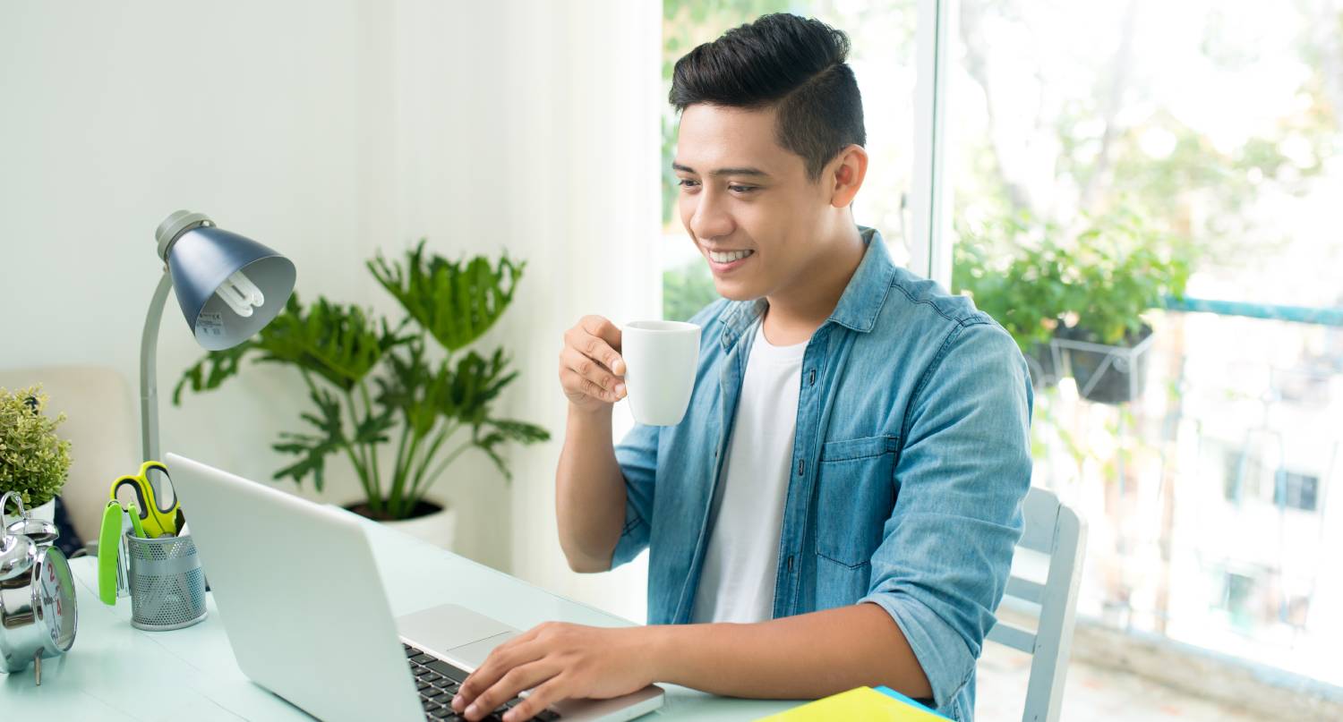 年輕男士在早上喝咖啡