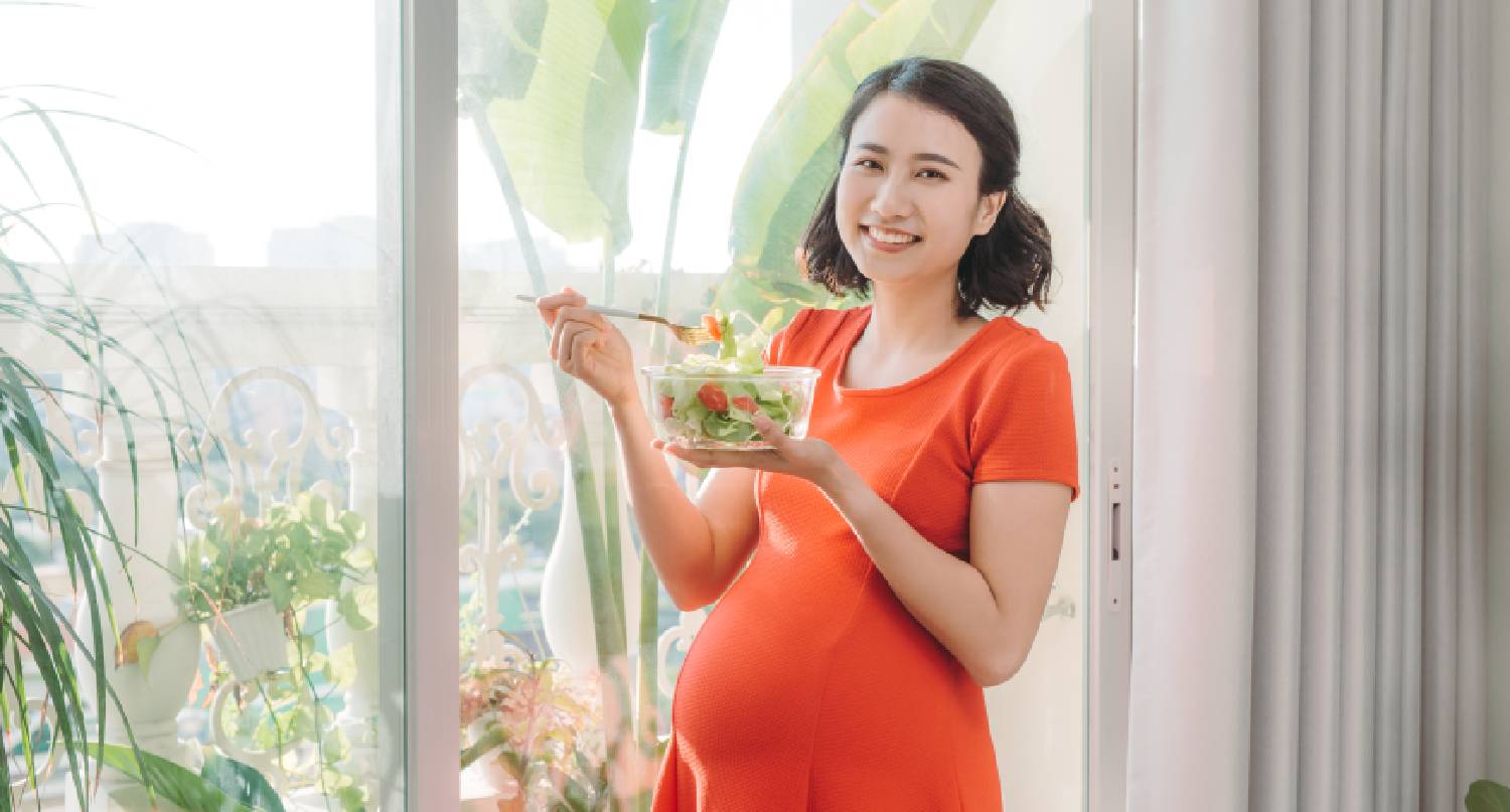 孕婦在家中吃沙律