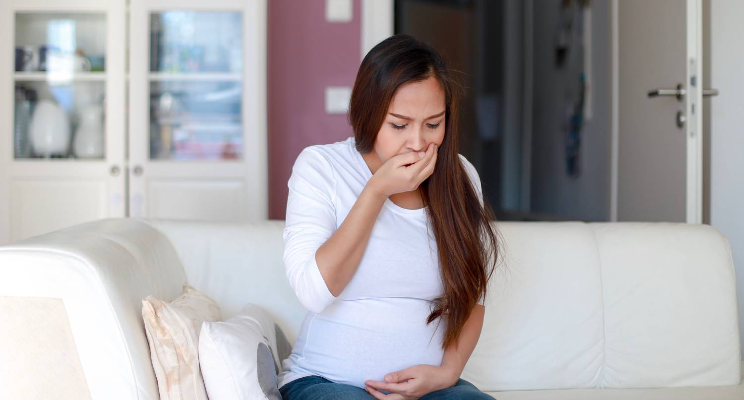 年輕孕婦在家中突然感到嘔心
