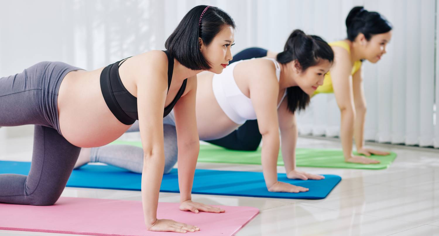 年輕孕婦在瑜伽班練習