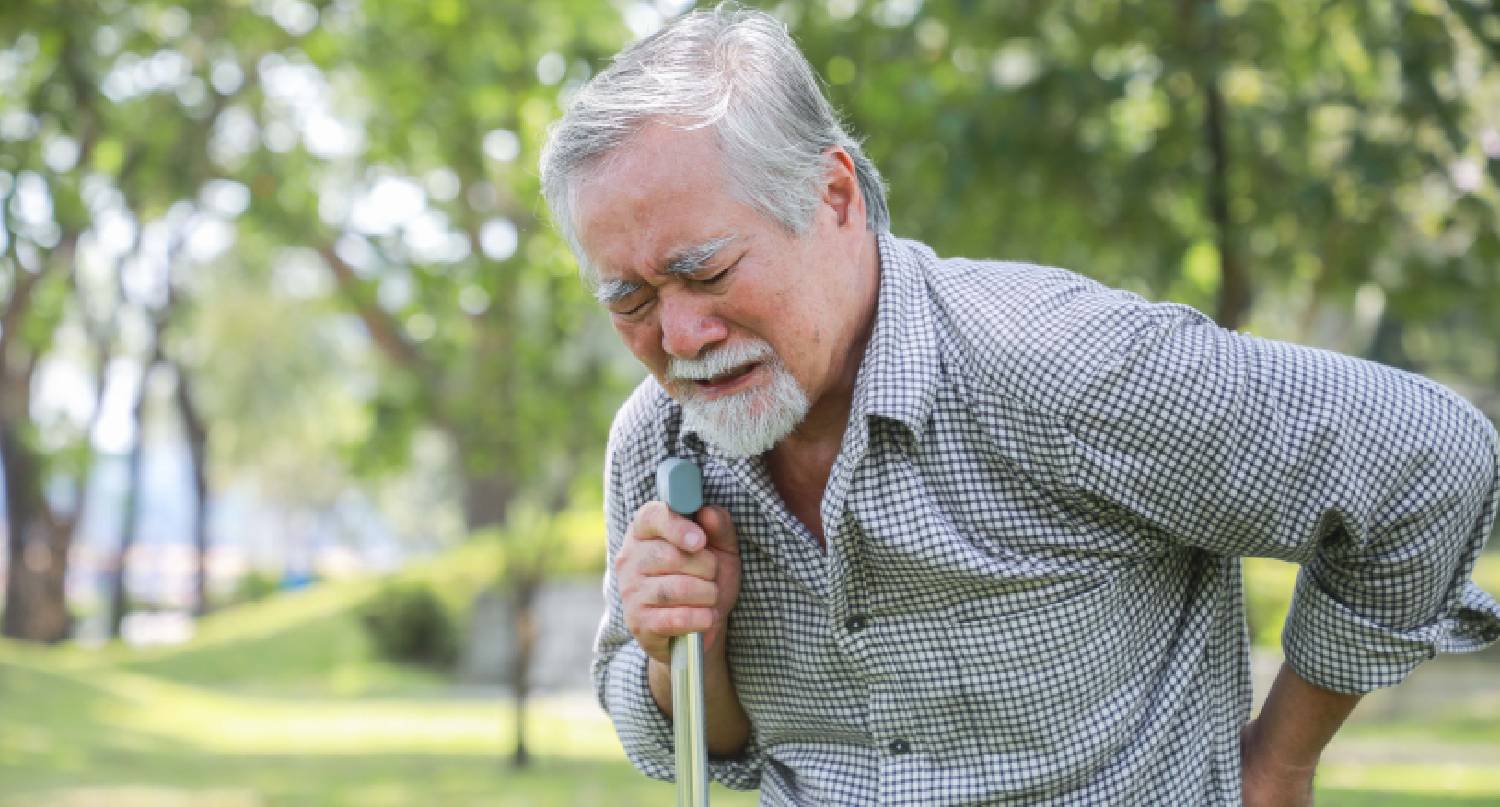 老伯伯感到腰背痛