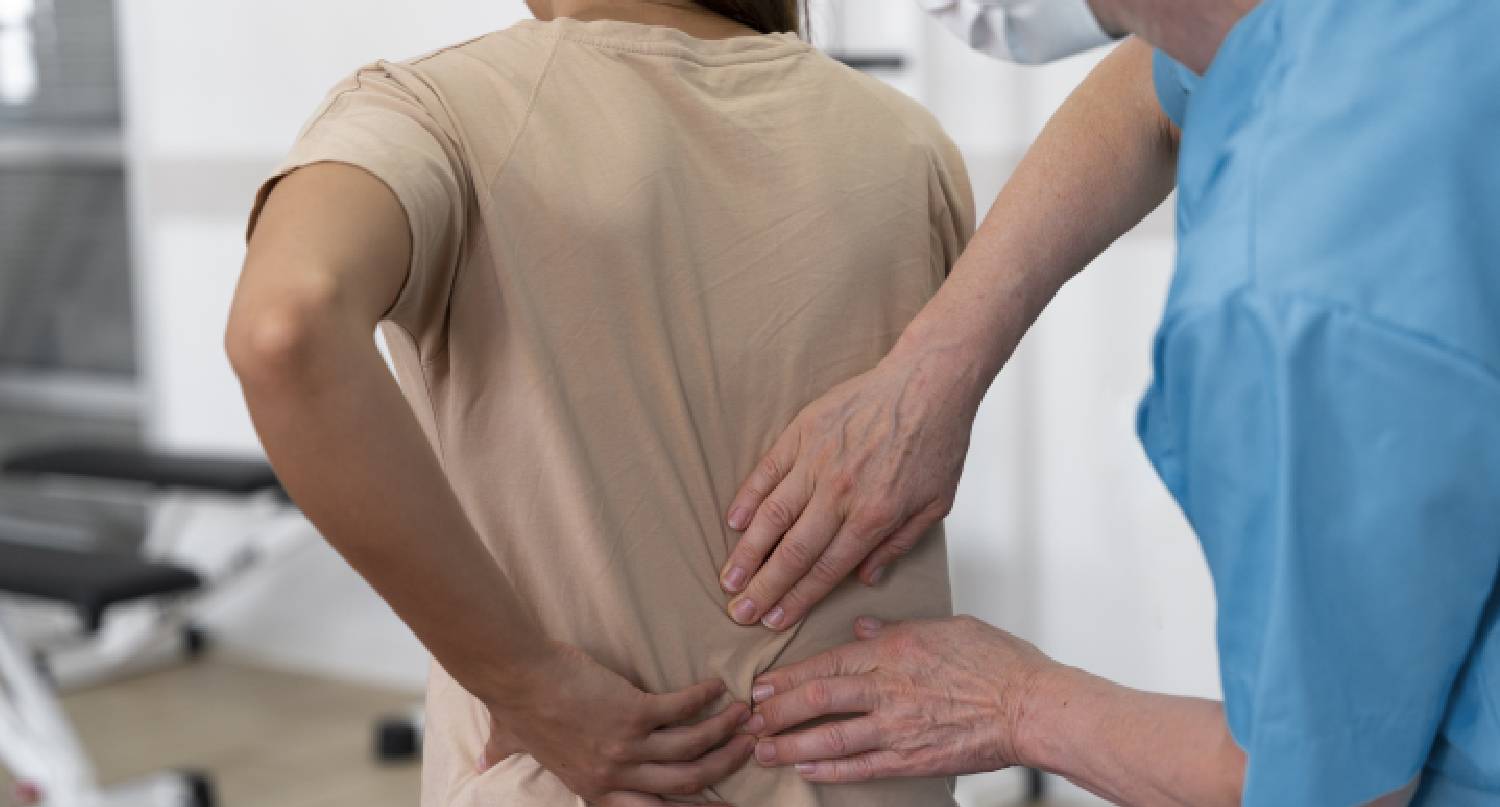 醫生為病人評估腰背痛程度