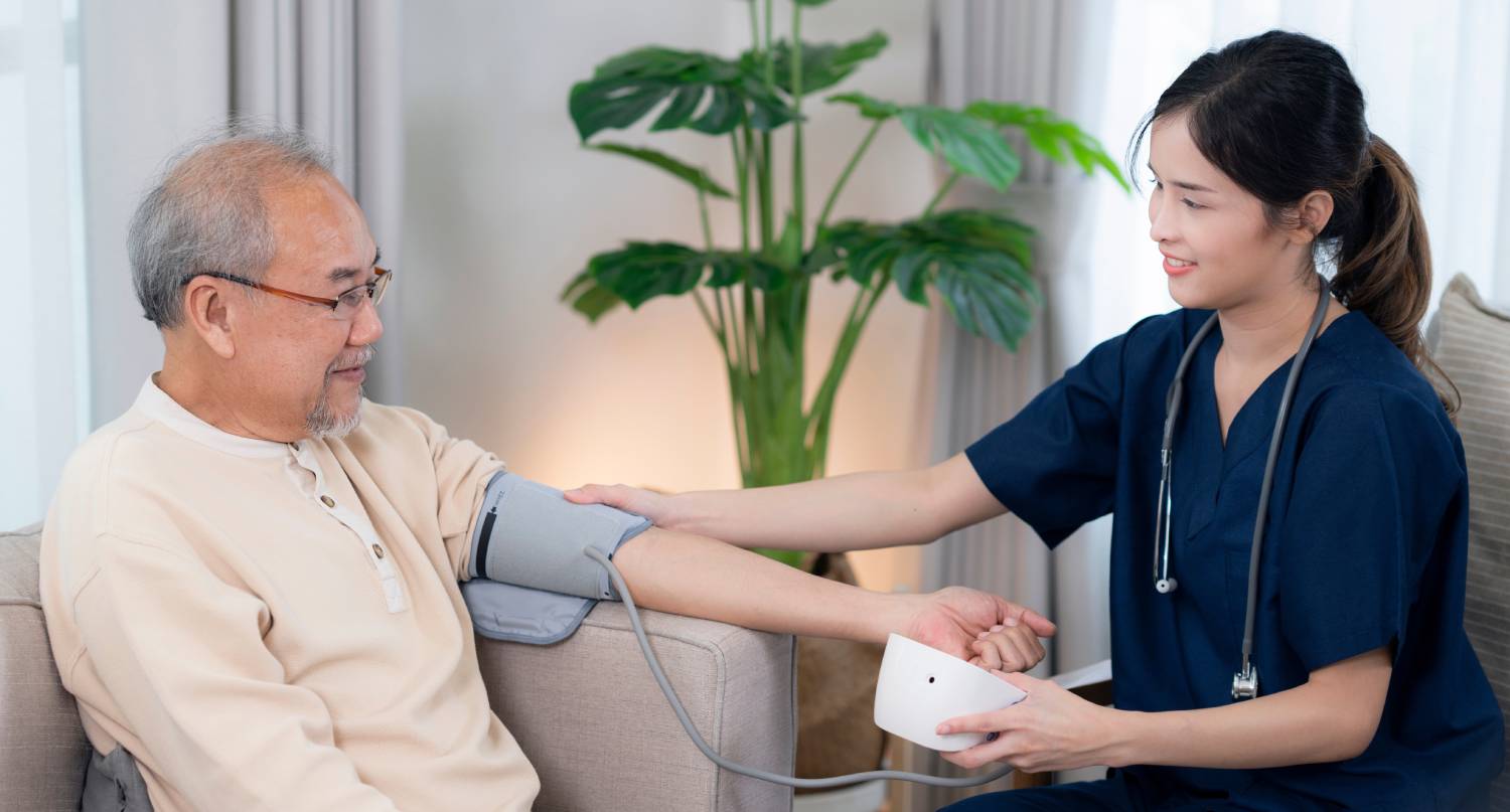 護士為老人量度血壓