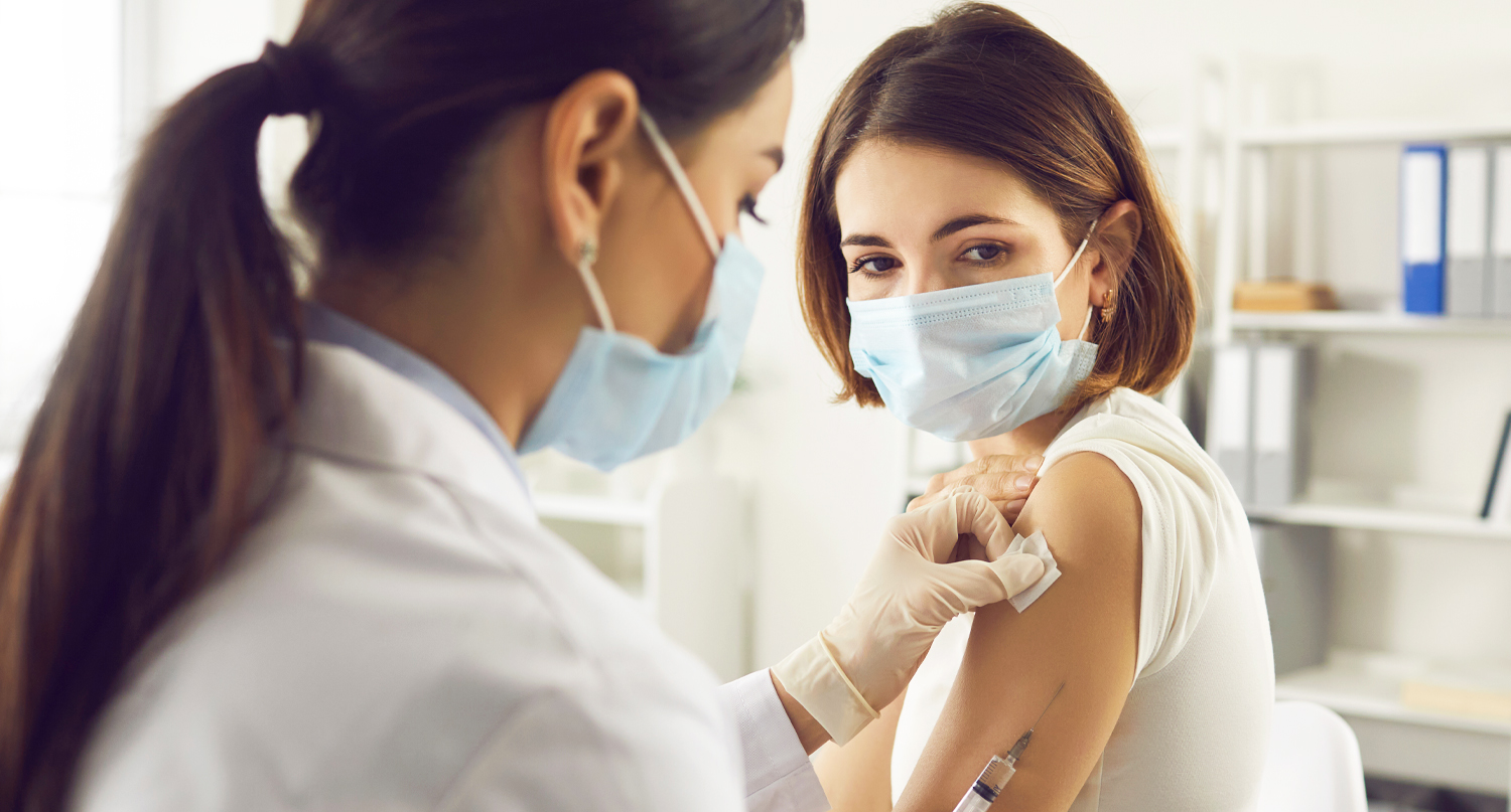 醫生為女病人接種新冠疫苗