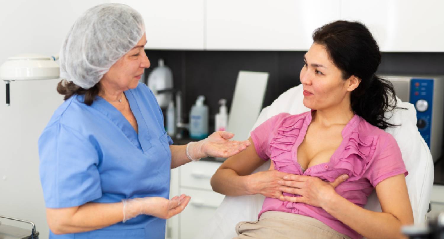 患者和主診醫生討論豐胸手術程序