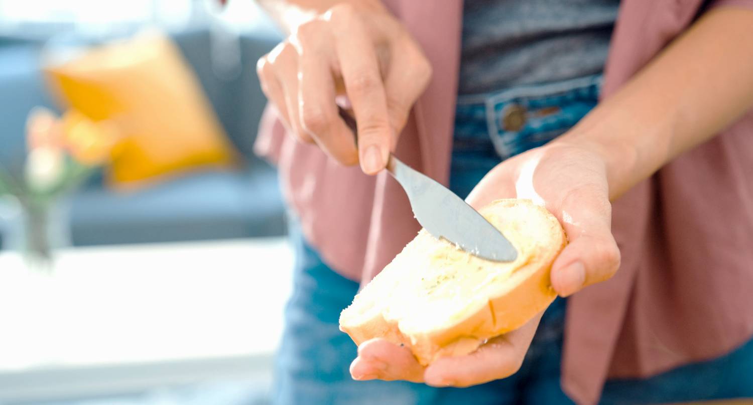 在麵包上塗牛油