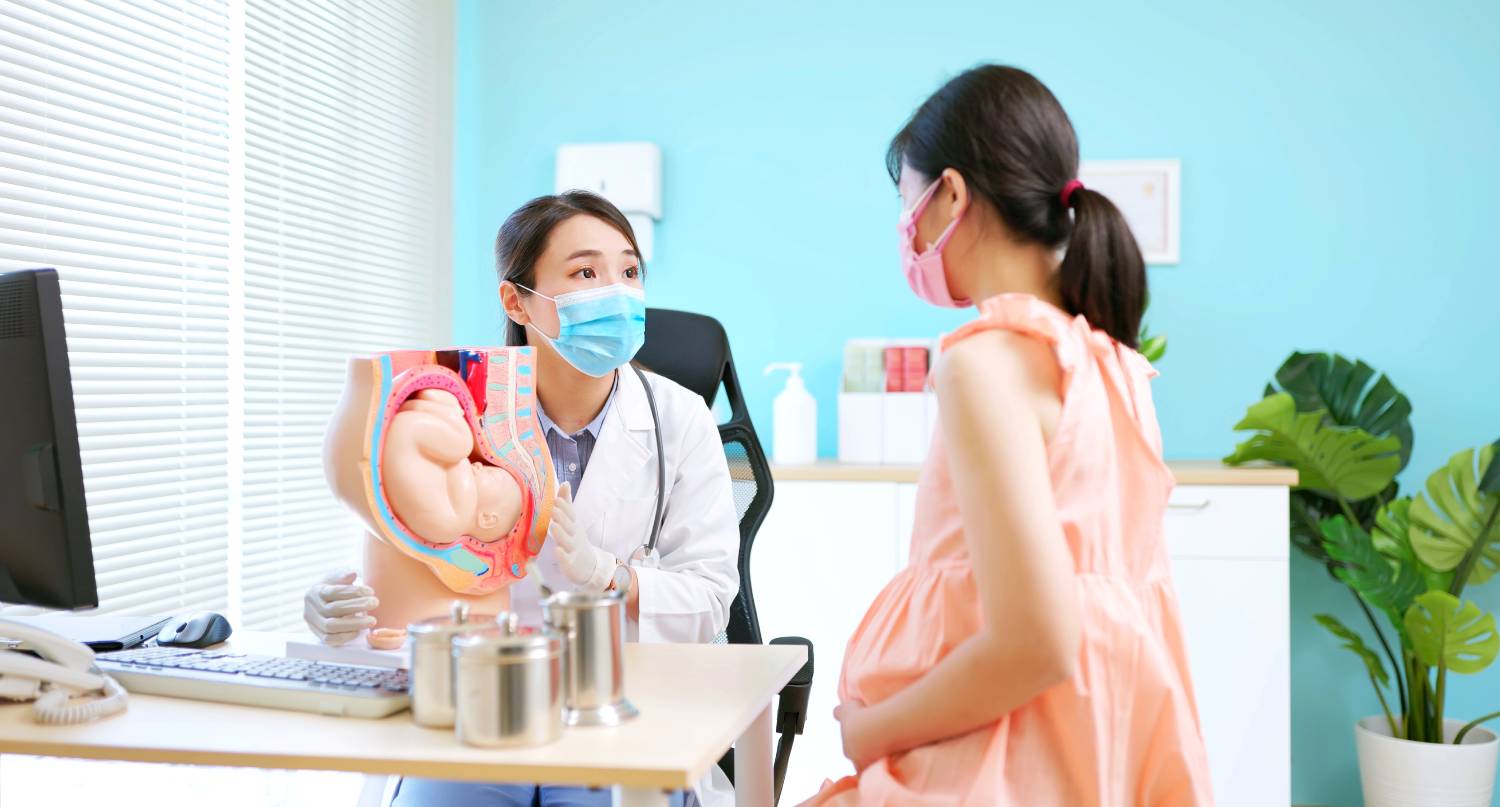 產科醫生向孕婦解釋生產過程