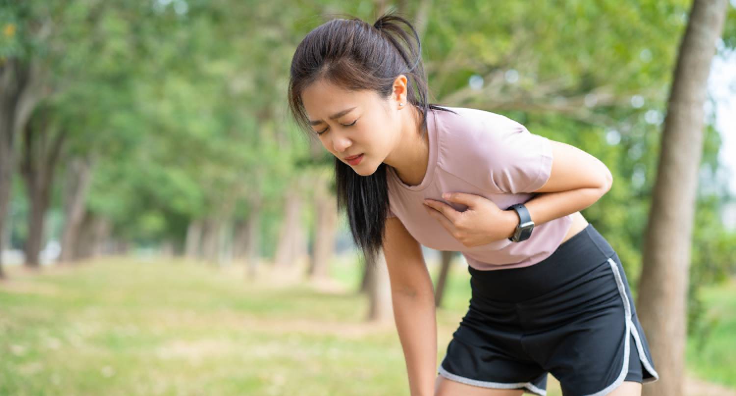 年輕女子在運動期間感到心口痛