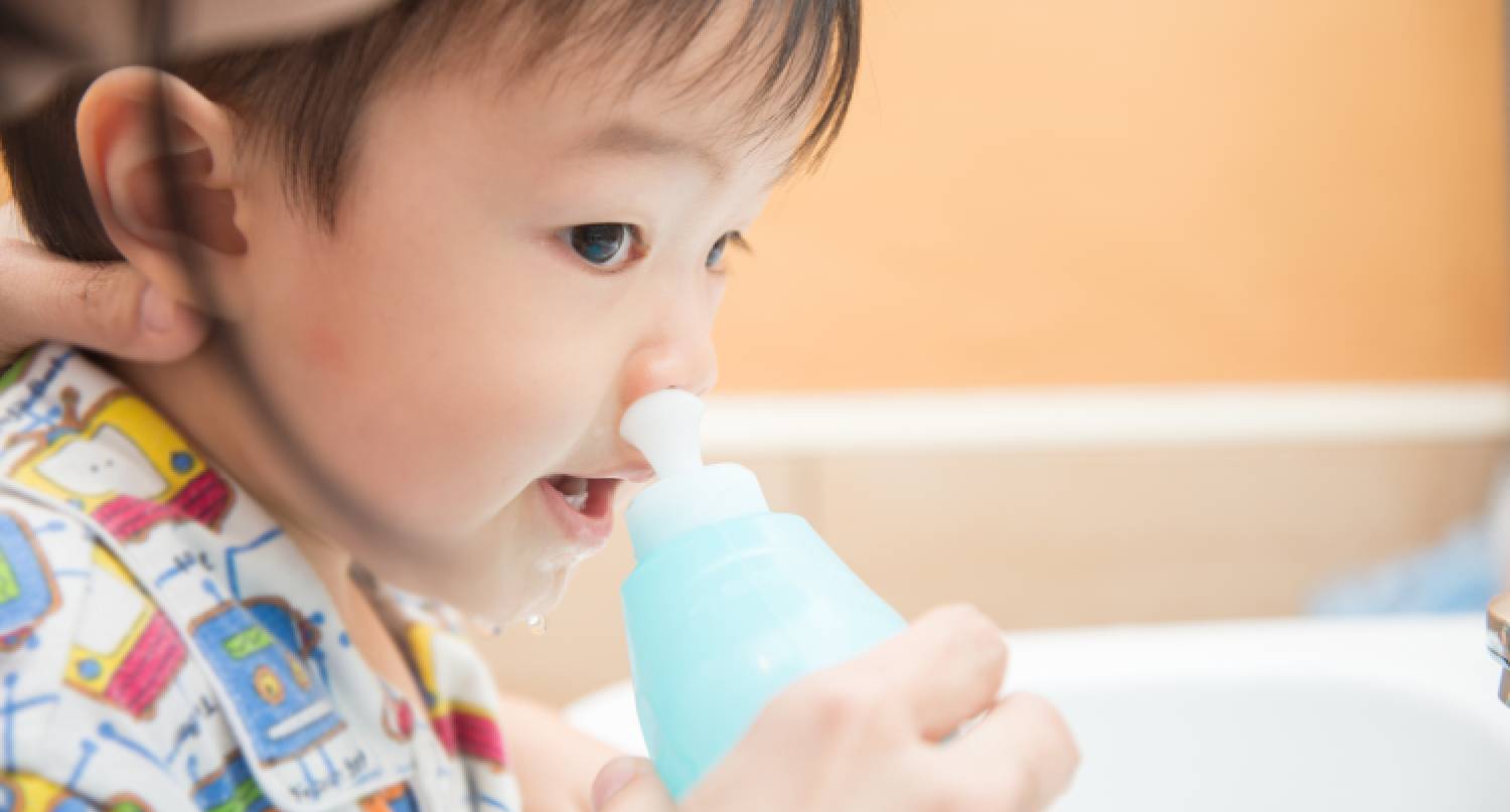 母親為小孩洗鼻