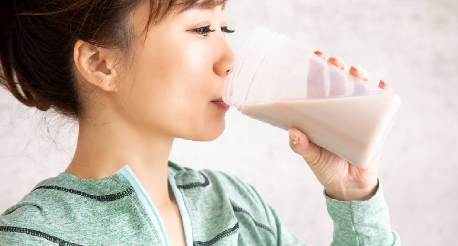 喝含豐富膠原蛋白飲料的女性
