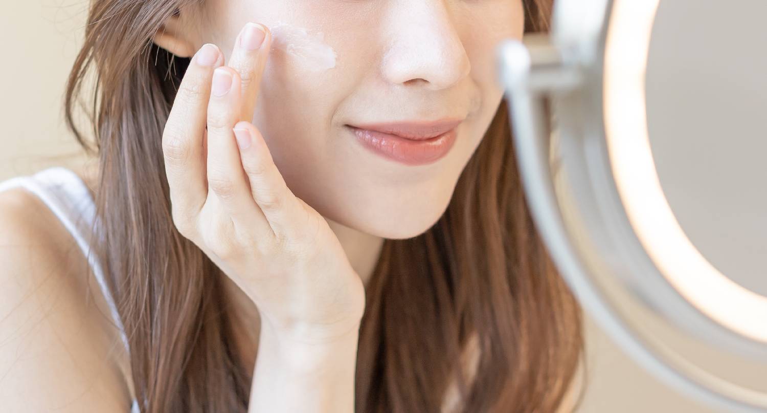 年輕女子塗護膚品