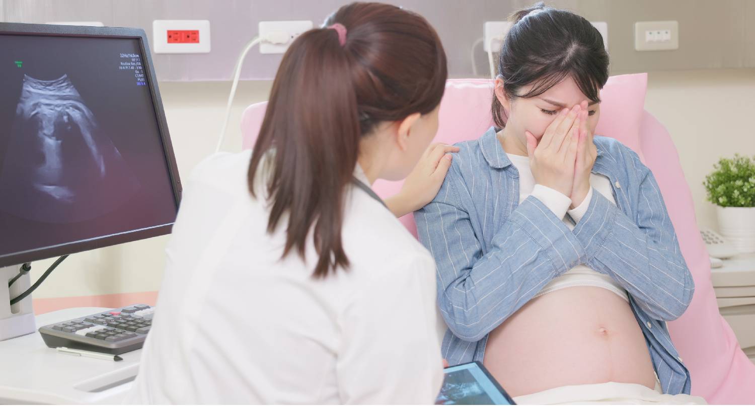 孕婦在產檢期間哭泣