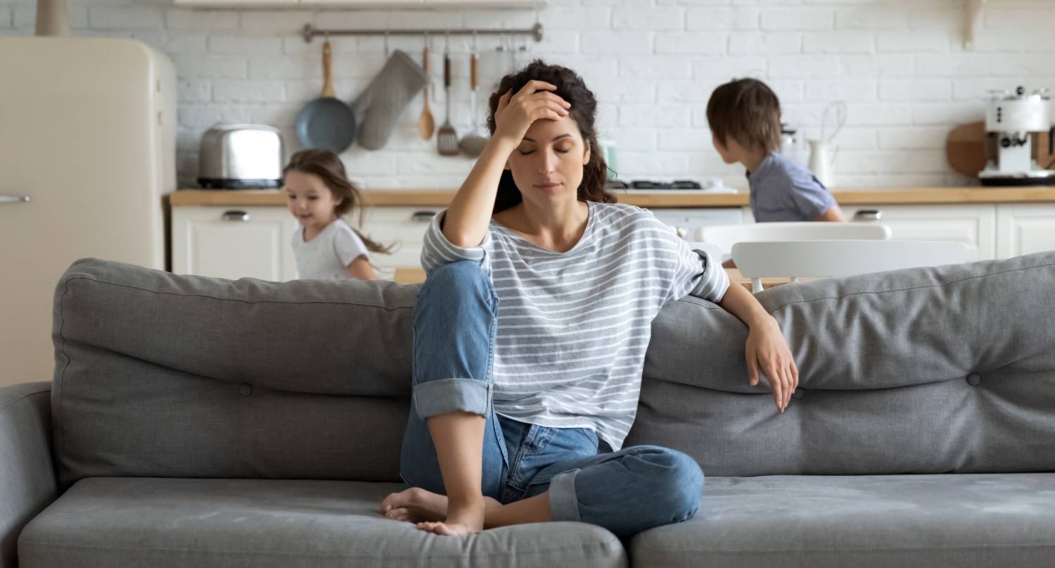 婦女在家中照顧孩子時感到疲倦
