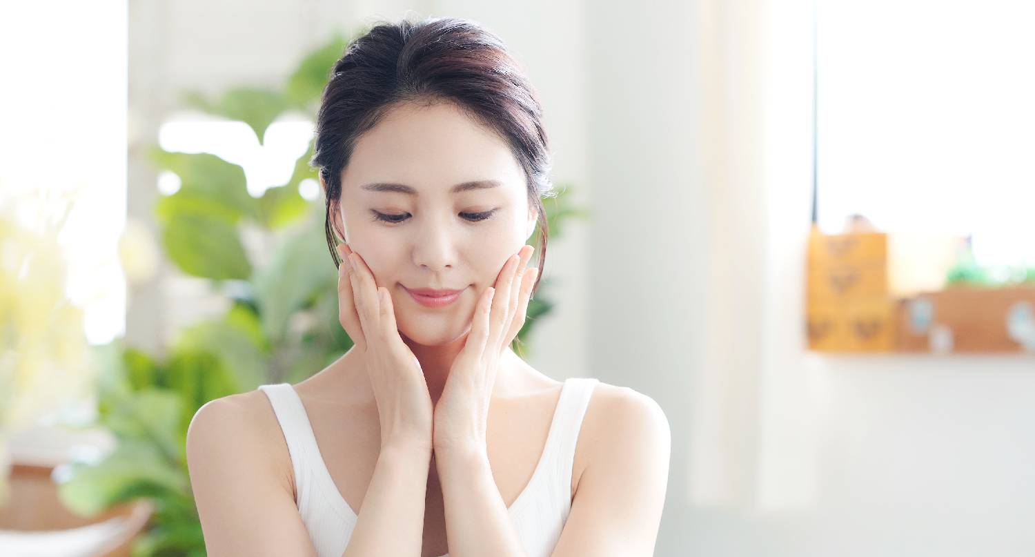 年輕女性按摩面部