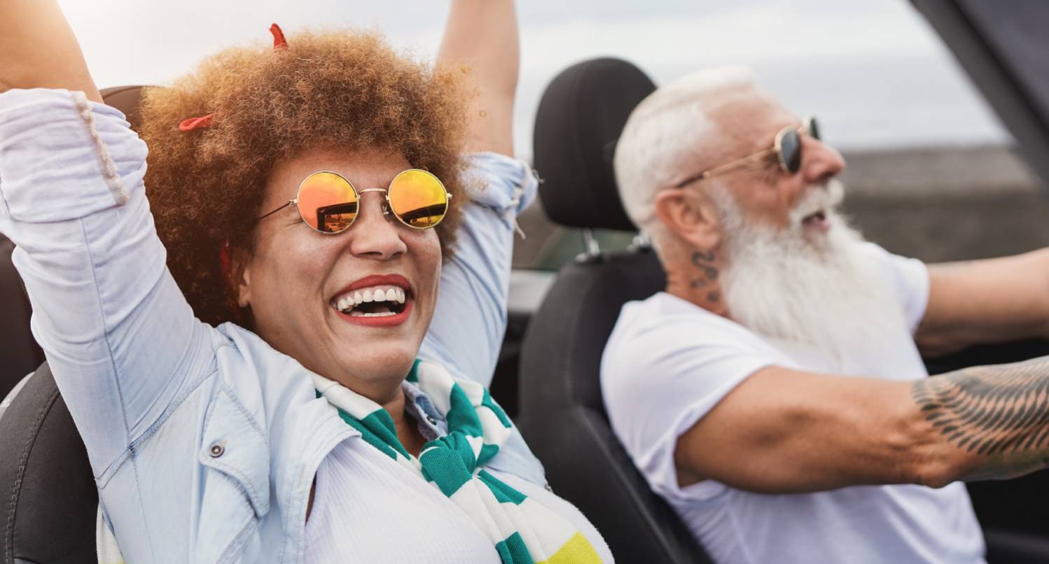 外國夫婦駕車前往度假勝地
