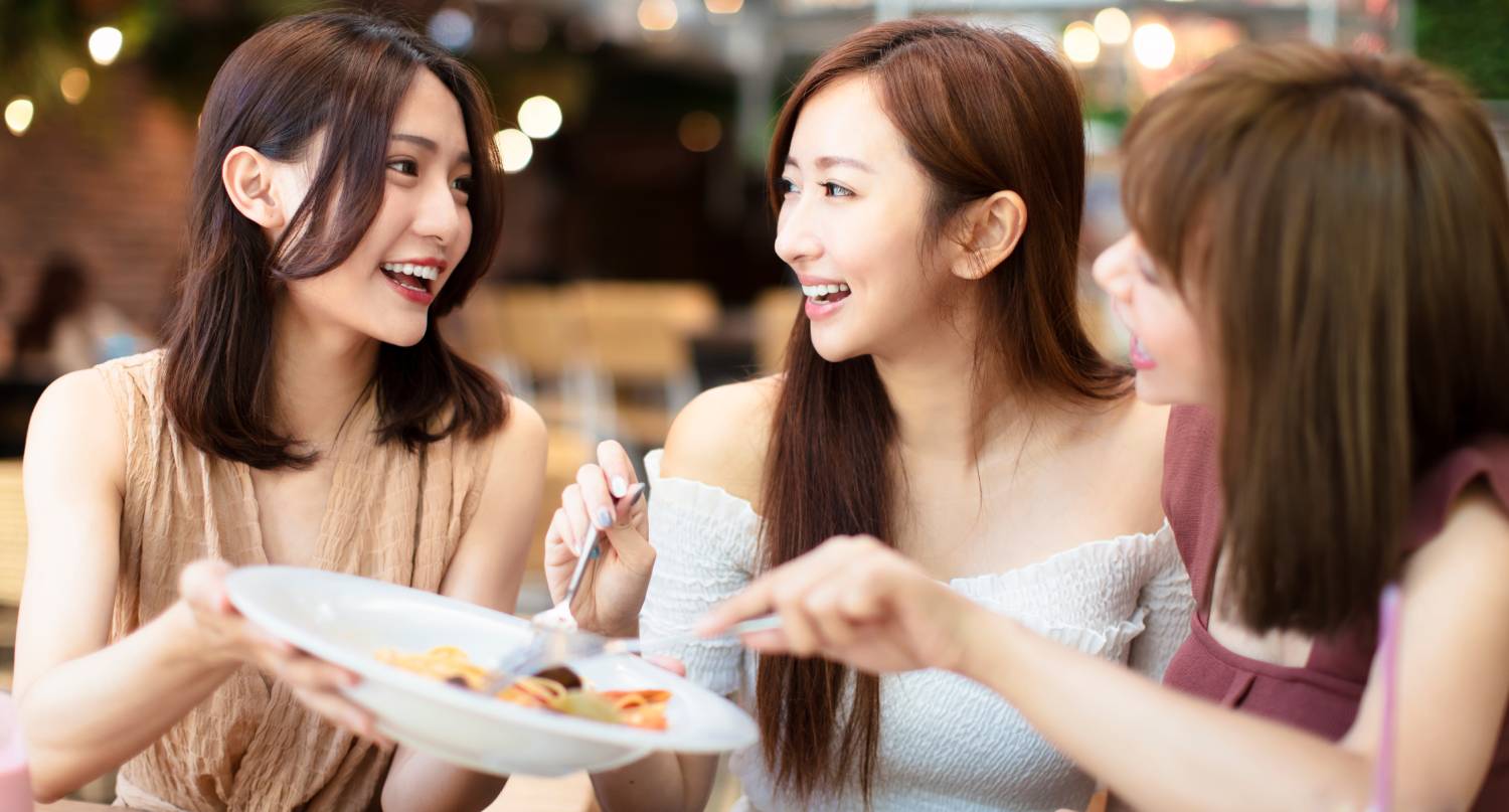 年輕女生與朋友一起吃午餐