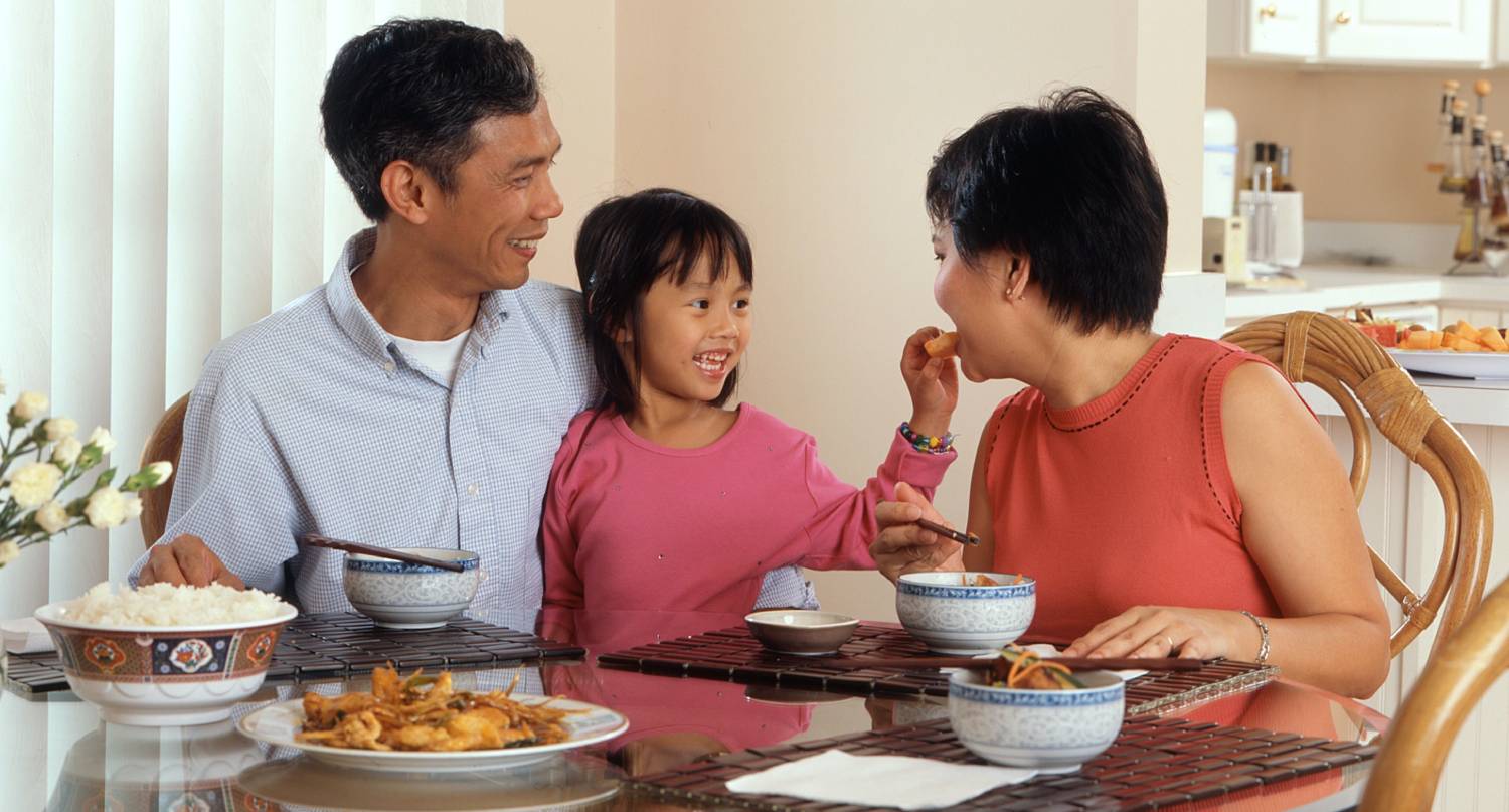 香港女童和家人吃晚餐
