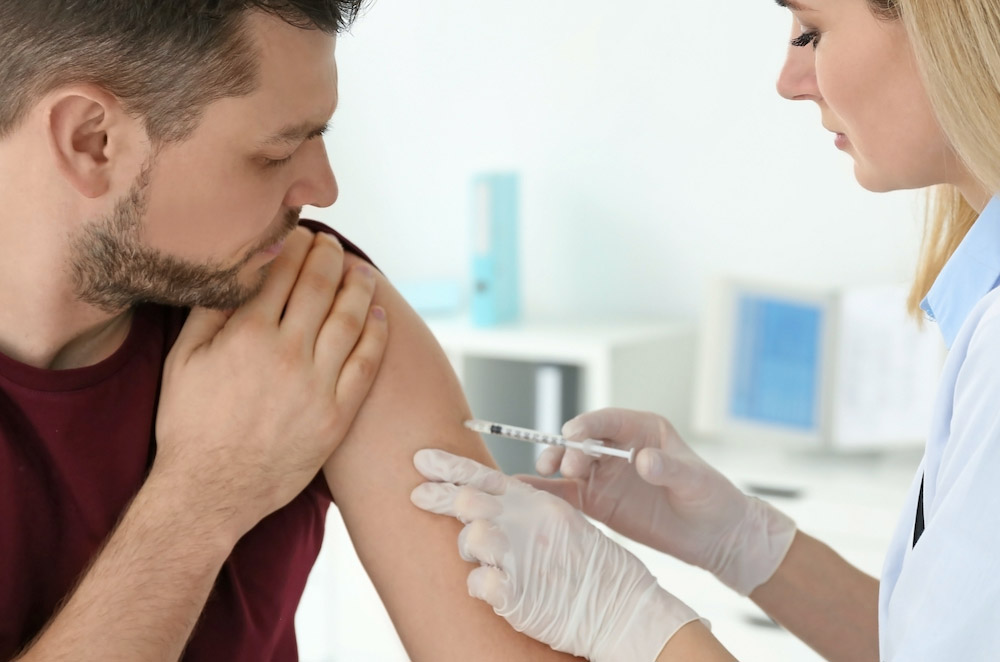 男士在診所接種疫苗